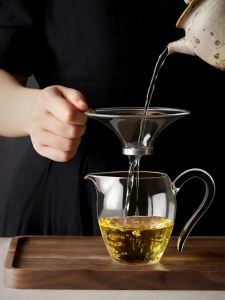 ถ้วยชาแบบแก้วใสทนความร้อนสไตล์ญี่ปุ่นจิ่วดินอุปกรณ์แยกชาแบบเป่าด้วยมือถ้วยใส่เครื่องชงชาแท่นชงชาอุปกรณ์เสริมชุดน้ําชา