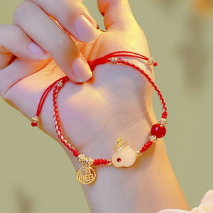 สร้อยข้อมือกระต่ายน่ารักสีแดงสำหรับผู้หญิง ปีเกิดกระต่าย นักเรียน จี้หยก โซ่ข้อมือสีแดง ดีไซน์เรียบง่าย เครื่องประดับแฟชั่น