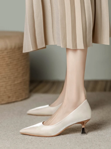 LADYSFSV Kasut Nikah Perempuan Beige Fashion Attire Heels Pointed Toe Crystal Heel