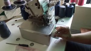 Cữ hay Gá chống quăn xoắn vải dùng máy vắt sổ SiruBa ( F )