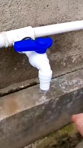 Vòi nước nhà tắm vòi sân vườn chất liệu nhựa giá rẻ ống phi 2025