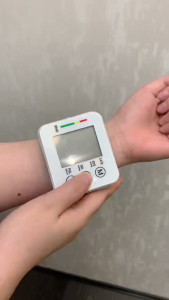 🔥ส่งจากไทย🔥เครื่องวัดความดันโลหิตแบบรัดข้อมือ ที่วัดความดัน แบบพกพา หน้าจอ LCD หน้าจอดิจิตอล หน้าจอสัม