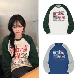 เสื้อยืดคอกลมแขนยาวลายตัวอักษรแบบมีช่องว่างสำหรับผู้ชายและผู้หญิง ทรงหลวม สไตล์เกาหลี ฤดูใบไม้ร่วง 2024