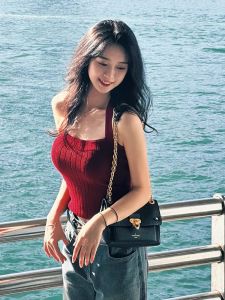 เสื้อกั๊กถักคอสีแดงสำหรับผู้หญิงในช่วงฤดูร้อน เสื้อชั้นในสไตล์ฝรั่งเศส เสื้อคลุมหลวมๆ ดีไซน์ปมผีเสื้อ เสื้อคลุมแบบสวมหัว