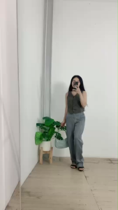 เสื้อแขนกุดสวยพอดีตัวสไตล์มินิมอล จับคู่กางเกงเข้าทรง ได้ลุคหรูเรียบร้อยดูแพง