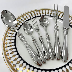 เกรดดีเยี่ยมช้อนมีดและส้อมสแตนเลส304ช้อนทรงน้ำเต้าจับโรงแรมเวสเทิร์นบนโต๊ะอาหารสไตล์มีดหั่นเสต็กปลอมแบบหนามีดและส้อมชุดห้าชิ้น