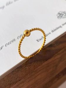 ทันสมัย แหวนเหล็กไทเทเนียมสําหรับผู้หญิงที่มีลูกปัดทองขนาดเล็ก Twist ดีไซน์ แหวนบุคลิกภาพที่ไม่ซ้ําใคร มีสไตล์ อินเทรนด์ Ins ดีไซน์