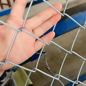 ราคาพิเศษ !!ลวดตาข่ายถัก chain link fence ตาข่าย ตาข่ายถัก ตาข่ายล้อมรั้ว ยาว10 ม.ตาดึงตึง2.5นิ้ว ลวด2.5มิล ลวดเหล็กชุบกัลวาไนท์กันสนิม ป้ายน้ำเงิน แข็งแรงทนทาน ทำกรงสัตว์ รั้วล้อมสวน