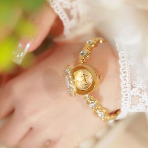 ชุดยี่ห้อเพชรนาฬิกาผู้หญิงหรูหราน้ำหนักเบาสายข้อมือแบบพลิกนาฬิกาหรูหราและสง่างามเป็นกลุ่มเล็กๆนาฬิกาสำหรับผู้หญิง V84