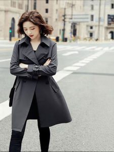 เสื้อแจ็คเก็ตทรงยาวปานกลางทรงเข้ารูปคอพับสีดำสำหรับผู้หญิง แขนยาว ซิปรูด ทรงตรง กระดุมคู่ เสื้อผ้าทำงาน