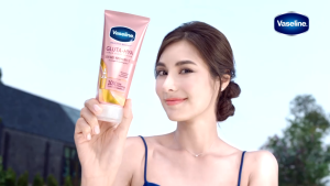 VASELINE Healthy Bright Gluta-Hya Serum Burst Lotion Dewey Radiance 330ml