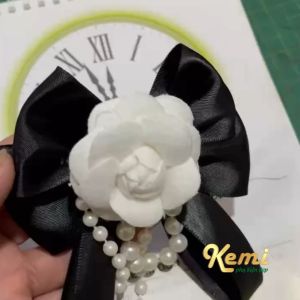 Trâm cài áo hình nơ phối hoa trà đính dây chuỗi ngọc sang trọng có ghim pin cài