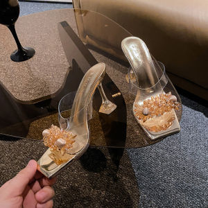 รองเท้าแตะส้นสูงแบบสวมคริสตัลดอกไม้สำหรับผู้หญิงในช่วงฤดูร้อน เซ็กซี่ แฟชั่น ดีไซน์เฉพาะตัว หัวเข็มขัดบาง ตาข่ายโปร่งใส รองเท้าส้นเดี่ยว