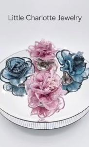 เข็มกลัดผ้า รูปดอกไม้ ประดับลูกปัดคริสตัล สีน้ำเงิน / สีชมพู