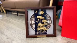 Tranh hoa sen vàng lá 32x32cm - Quà tặng sang trọng