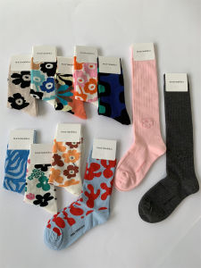 ถุงเท้าผู้หญิงทรงกลางลายดอกไม้สไตล์ย้อนยุคหรูหราหลายแบบใหม่ ถุงเท้าข้อสั้นลำลองฤดูร้อนสำหรับผู้หญิง