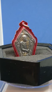 大名鼎鼎龙婆玛哈士拉高僧大德(龙婆济公)非常精美稀有头帮拜师自身牌功德牌（此牌是在筹资功德法会上派发而已没有庙价也没向外公开只派发给出席功德法会者而已）已包好精美防水壳Super Famous Master Lp Maha Sila Sirichanto(Lp Zhi Kong)Rian Wai Kru64