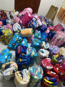 (แบบคละสีคละลาย)   ที่นอนอนุบาลรุ่นหนา2ชั้น แต่งระบายรอบผืน มีหมอนในตัว สามารถถอดหมดออกซักได้ มีสายสะพายซักเก็บได้ ขนาด90×120cm ผ้าcotton100%