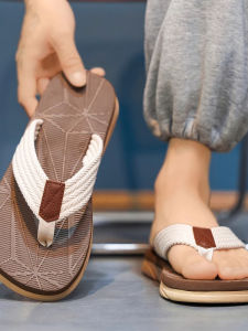 รองเท้าแตะชายหาดกันลื่นสำหรับผู้ชาย พื้นนุ่ม สวมใส่สบาย รองเท้าแตะแบบสวมส้นแบน พื้นยาง ฤดูร้อน 2025 รองเท้าแตะชายหาดแบบลำลองสำหรับกลางแจ้ง