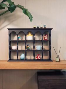 Retro Wooden Cup Holder Perfume Rack French Coffee Cup Storage Wall Mounted Display Shelf Collectible Showcase European Style