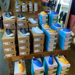 รองเท้าแตะกลางแจ้งแบบลำลองสำหรับฤดูใบไม้ผลิและฤดูร้อนสำหรับคู่รักชายและหญิง รองเท้าแตะชายหาดกันน้ำ สีน้ำเงิน รองเท้าแตะแบบสวมสำหรับผู้ชายและผู้หญิง