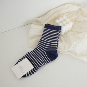 ถุงเท้าผ้าฝ้ายแท้กลางน่องสีดําสีขาวลายสําหรับผู้หญิง Moisture Wicking สไตล์เรียบง่ายเข่าความยาวรูปแบบ Jacquard