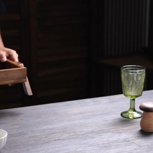 ถาดไม้เนื้อแข็ง ถาดผลไม้ วางโต๊ะกาแฟในห้องนั่งเล่น  ถาดผลไม้ ถาดขนมปัง ถาดขนมขบเคี้ยว