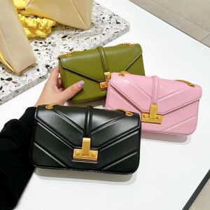 [CHUẨN HÃNG] Túi nữ khóa gạt chất da cao cấp bảng mới nhất vừa đeo vai vừa đeo chéo (size 20)