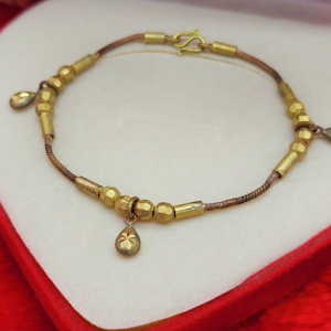 สร้อยข้อมืองานดิบทองเหลืองลายกระดูกงูกลมคั่นเม็ดห้อยจี้หยดน้ำตัดลาย ความยาว 6.5 นิ้ว งานดิบไม่ได้ชุบ ทองเหลืองโบราณ ใส่อาบน้ำได้ พร้อมส่ง