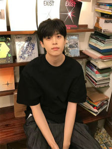 เสื้อยืดแขนสั้นผ้าฝ้ายแท้สีดำสไตล์อเมริกันสำหรับผู้ชายในช่วงฤดูร้อน ทรงหลวม สวมใส่สบาย แฟชั่นลำลอง