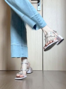 รองเท้าแตะส้นสูงสีชมพูสไตล์ฝรั่งเศส รองเท้าแตะผู้หญิง ทรงหัวมน สายรัดข้อเท้า ส้นหนา ดีไซน์เรียบง่าย สำหรับฤดูร้อน