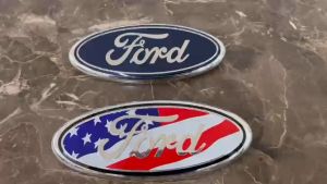 01 chiếc Logo biểu tượng truớc xe FORD Kích thước 23cm*9cm FT002 ( Màu Cờ Mỹ)