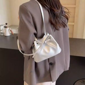 koreafashionshop(KR2208) กระเป๋าถือสะพายไหล่หนังพียู ปากกระเป๋าทรงขนมจีบผูกเป็นโบว์น่ารัก