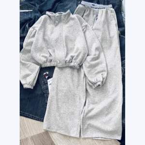 Set Đồ Nam Nữ Thể Thao Bộ Nỉ Sweater Croptop Cổ Cao Đính Cúc Kèm Quần Dáng Suông Cạp Chữ Sang Chảnh Siêu Xinh