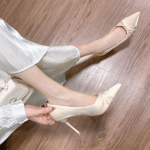 รองเท้าส้นสูงสำหรับผู้หญิง ทรงหัวแหลม ส้นบาง ไม่ลื่น พื้นยาง รองเท้าส้นสูงแบบสวมสบาย สีขาวอ่อน ฤดูใบไม้ผลิและฤดูใบไม้ร่วง