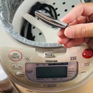 Lẫy gài nắp nồi cơm điện Toshiba Model RC-18RH và RC-10RH Kèm lò so