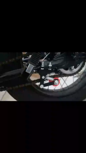 MQQHOMEE Motorcycle Adjuster Chainตัวปรับความตึงโซ่รถจักรยานยนต์ ตัวดันโซ่ ประคองโซ่วิบากสลักเกลียวลูกกลิ้งชิ้นส่วนรถจักรยานยนต์เครื่องมืออรรถประโยชน์สีแดง