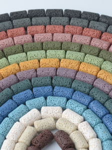 หินพื้นผิวทรงกระบอกสีสันสดใส หินภูเขาไฟ ลูกปัดหลากสี วัสดุสำหรับทำเครื่องประดับ DIY ลูกปัดสำหรับสร้อยข้อมือทำมือ