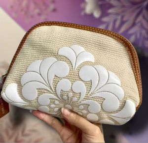 พร้อมส่ง กระเป๋าของขวัญ Esteeผ้าแคนวาสสีครีม ทรงครึ่งวงกลม ใส่เครื่องสำอางหรือของอเนกประสงค์