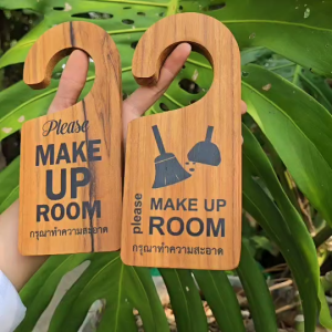 ป้ายห้ามรบกวน ห้อยประตู ป้ายแขวนประตู ป้ายแขวนหน้าห้องพัก ป้ายไม้คล้องประตู งานป้ายไม้ ไม้สักแท้ พิมพ์ยูวี สวยมาก