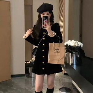 ชุดเดรสสีดำผ้ากำมะหยี่สไตล์ฝรั่งเศส ทรงเข้ารูป เอวสูง กระโปรงสั้น แขนยาว ทรงเข้ารูป เดรสผู้หญิงฤดูใบไม้ร่วง 2024