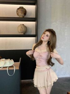 Sweetheart เสื้อยืดแขนสั้นลูกไม้ด้านบนพร้อมกระโปรงสั้นชุดสองชิ้นสําหรับผู้หญิงนุ่มฤดูร้อนสไตล์โพลีเอสเตอร์ Crewneck เสื้อสวมหัว