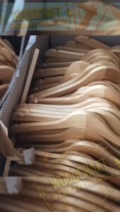 Hanger Kayu Warna Cokelat Gantungan Baju