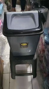 Tempat Sampah Tutup 15 Liter Abu Metalik Panda Star / Tempat Sampah Goyang