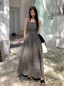 ชุดเดรสยาวลายสก็อตสีดำขาว ชุดเดรสยาวเอวสูง แขนกุด คอวี ทรงเอ ผ้าฝ้าย ฤดูร้อน 2024 ชุดเดรสยาวเอวสูงสำหรับผู้หญิง