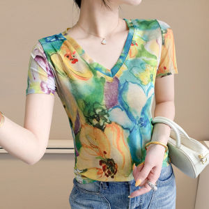 YIMEI 2024ใหม่สำหรับผู้หญิงเสื้อแฟชั่นคอวีเสื้อยืดผ้าตาข่ายแขนสั้นพิมพ์ลายเข้ารูปพอดีเสื้อเชิ้ตตัวเล็กผ้ายืดอเนกประสงค์