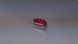 พลอยโรโดไลต์การ์เน็ตแฟนซีสีชมพู 1.75 กะรัต แบบหลวม ทรงเบาะ