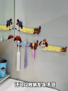 ที่แขวนสายไฟ / ที่แขวนแปรงสีฟัน ที่ช่วยจัดระเบียบสายไฟหรือแปรงสีฟันให้เรียบร้อยและดูดีขึ้นทันตา! เหมาะกับทุกมุมในบ้าน ทั้งห้องน้ำ ห้องครัว หรือโต๊ะทำงาน  ขนาดโดยประมาณ: 20 × 6 ซม. ติดตั้งง่าย ไม่ต้องเจาะผนัง แค่ลอกสติ๊กเกอร์แล้วแปะ