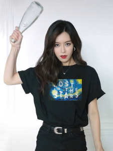 Kaos Wanita Lengan Pendek Hitam 2025 Musim Panas Terbaru - Sablon Huruf & Lukisan Artistik Bahan Katun Adem Premium [Gaya Streetwear Eropa + Ukuran Besar Oversize] Efek Langsing Baju Wanita Keren T-Shift Kerah Bulat Nyaman Kaos Rumahan Nyaman Gaya Urban