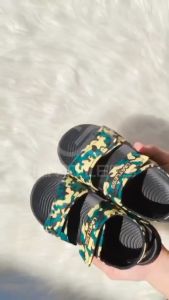 Limitless - Sendal Gunung Anak Laki Laki Karakter Captain Amerika Dan Army - Size 26-35\\n\\n Pengenalan Limitless Indonesia\\n\\nLimitless Indonesia adalah produsen sepatu dan sandal anak berkualitas tinggi yang berfokus pada desain karakter anak dan bahan berkualitas EVA premium. Kami berkomitmen untuk memberikan produk yang nyaman, aman, dan tahan lama bagi anak-anak Anda.\\n\\n Desain Karakter Anak\\n\\nKami menawarkan desain karakter anak yang unik dan menarik, seperti Captain Amerika dan Army. Desain ini dirancang khusus untuk anak laki-laki yang suka berpetualang dan mencintai dunia superhero.\\n\\n Bahan Berkualitas EVA Premium\\n\\nSandal gunung anak laki-laki kami menggunakan bahan EVA premium yang ringan, empuk, dan anti-slip. Bahan ini juga memiliki tingkat elastisitas yang tinggi, menjadikannya sangat nyaman digunakan oleh anak-anak.\\n\\n Fitur Utama Sandal Anak\\n\\nBerikut adalah fitur utama dari sandal gunung anak laki-laki karakter Captain Amerika dan Army:\\n\\n Material EVA Phylon Ringan-Empuk-Anti Slip\\n\\nMaterial EVA Phylon digunakan untuk membuat bagian atas sandal, yang ringan, empuk, dan anti-slip. Ini membuat sandal nyaman digunakan oleh anak-anak saat bermain di dalam maupun luar ruangan.\\n\\n Bantal Kaki (Insole) Bertekstur Tinggi Elastis EVA\\n\\nBantal kaki (insole) bertekstur tinggi elastis EVA dirancang untuk memberikan dukungan maksimal bagi kaki anak-anak. Ini membantu menjaga kaki mereka bebas dari tekanan saat bermain di dalam maupun luar ruangan.\\n\\n Sole Non-Slip dan Tahan Gesekan\\n\\nSole non-slip dan tahan gesekan dirancang untuk memberikan keamanan maksimal bagi anak-anak saat bermain di dalam maupun luar ruangan. Ini membantu menghindari cedera dan melindungi kaki mereka dari kerusakan.\\n\\n Ukuran & Pilihan Warna\\n\\nSandal gunung anak laki-laki karakter Captain Amerika dan Army tersedia dalam ukuran 26-35 dan pilihan warna red dan black.\\n\\n Keunggulan Sandal Gunung Anak Laki-Laki Karakter Captain Amerika & Army\\n\\nBerikut adalah keunggulan sandal gunung anak laki-laki karakter Captain Amerika dan Army:\\n\\n Nyaman Dipakai Indoor Maupun Outdoor\\n\\nSandal gunung anak laki-laki karakter Captain Amerika dan Army sangat nyaman dipakai oleh anak-anak baik di dalam maupun luar ruangan. Desain dan material yang digunakan memastikan bahwa sandal ini dapat memberikan kenyamanan maksimal bagi anak-anak saat bermain di dalam maupun luar ruangan.\\n\\n Harga Terjangkau\\n\\nMeskipun menggunakan bahan berkualitas, sandal gunung anak laki-laki karakter Captain Amerika dan Army tetap memiliki harga yang terjangkau. Ini menjadikannya pilihan yang tepat bagi orang tua yang ingin memberikan produk berkualitas tinggi bagi anak-anak mereka tanpa harus mengeluarkan biaya yang mahal.\\n\\n Tidak Mudah Rusak & Awet\\n\\nSandal gunung anak laki-laki karakter Captain Amerika dan Army dirancang untuk tahan lama dan tidak mudah rusak. Ini menjadikannya pilihan yang tepat bagi orang tua yang ingin memberikan produk berkualitas tinggi bagi anak-anak mereka yang akan bertahan lama.\"